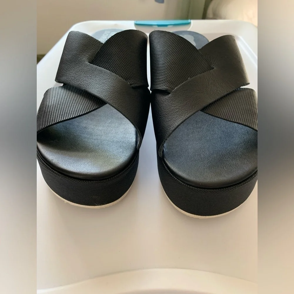 Sorel Womens Cameron platform slides sandals. 10